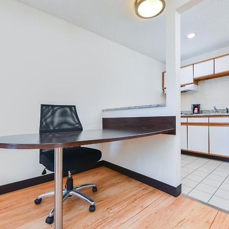 Red Roof Inn Plus+ & Suites Guilford Extérieur photo