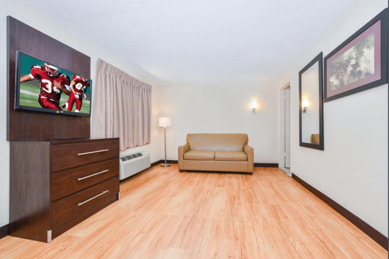 Red Roof Inn Plus+ & Suites Guilford Extérieur photo