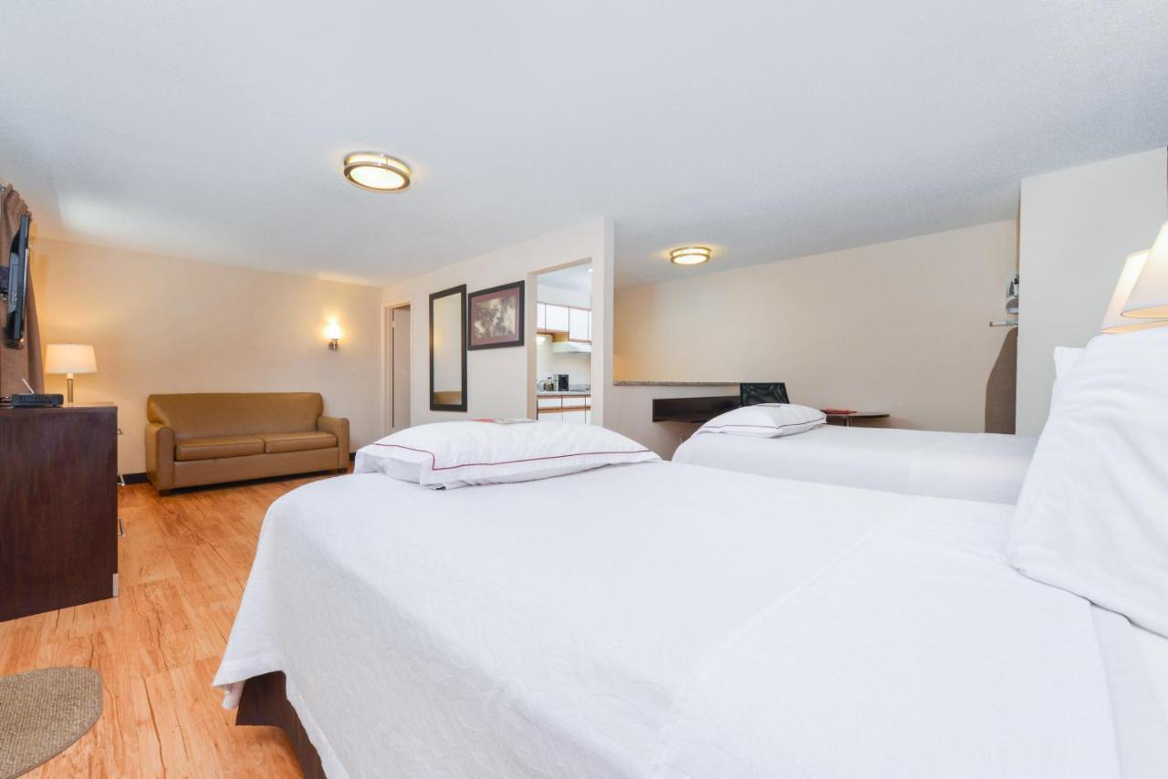 Red Roof Inn Plus+ & Suites Guilford Extérieur photo