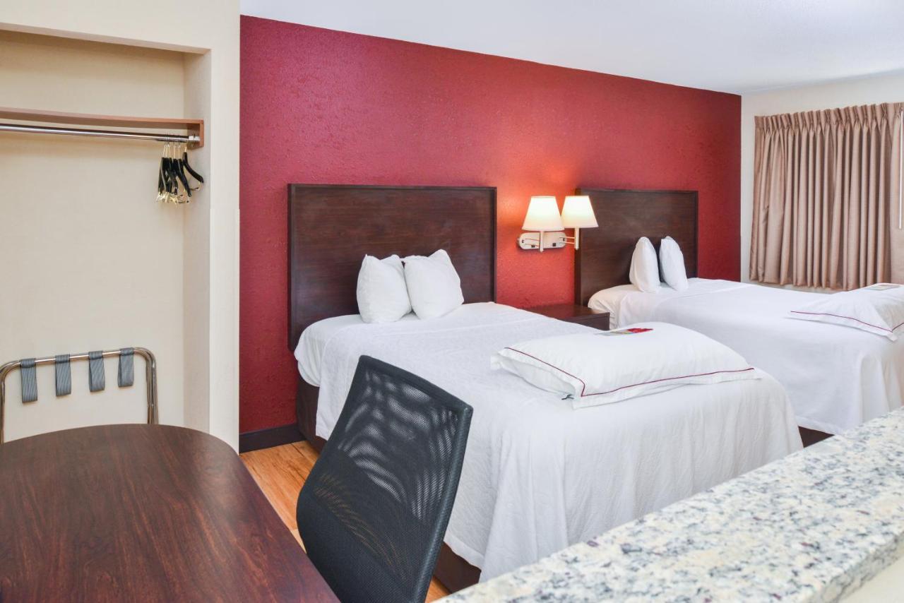 Red Roof Inn Plus+ & Suites Guilford Extérieur photo