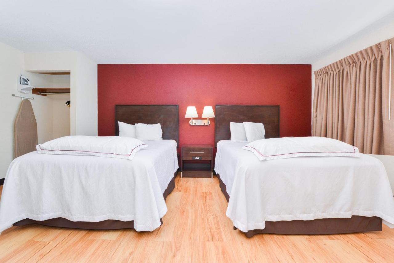 Red Roof Inn Plus+ & Suites Guilford Extérieur photo