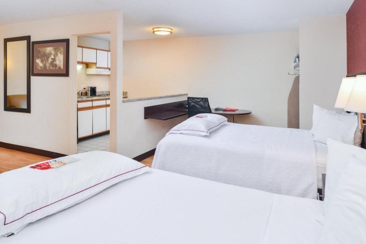 Red Roof Inn Plus+ & Suites Guilford Extérieur photo