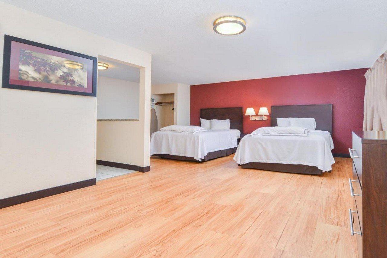 Red Roof Inn Plus+ & Suites Guilford Extérieur photo