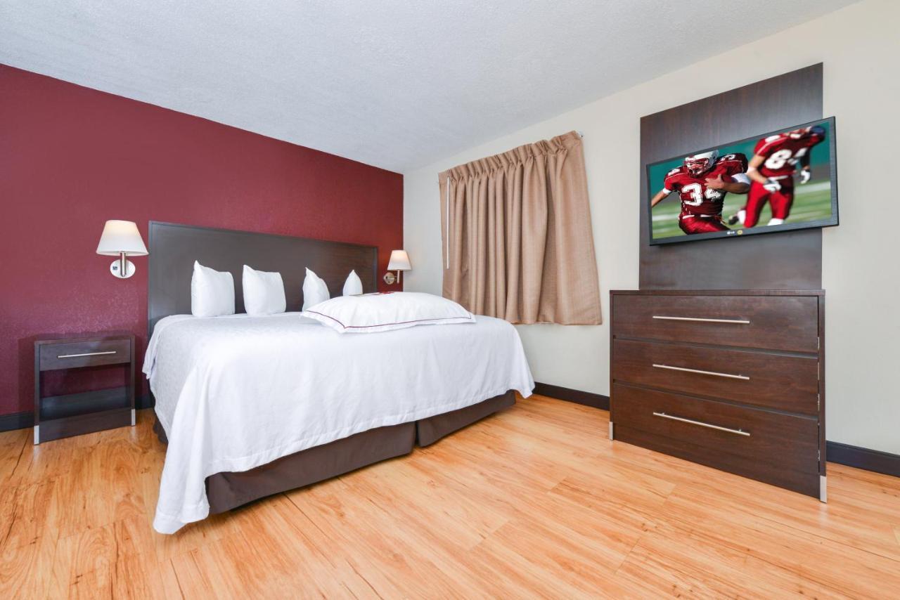 Red Roof Inn Plus+ & Suites Guilford Extérieur photo