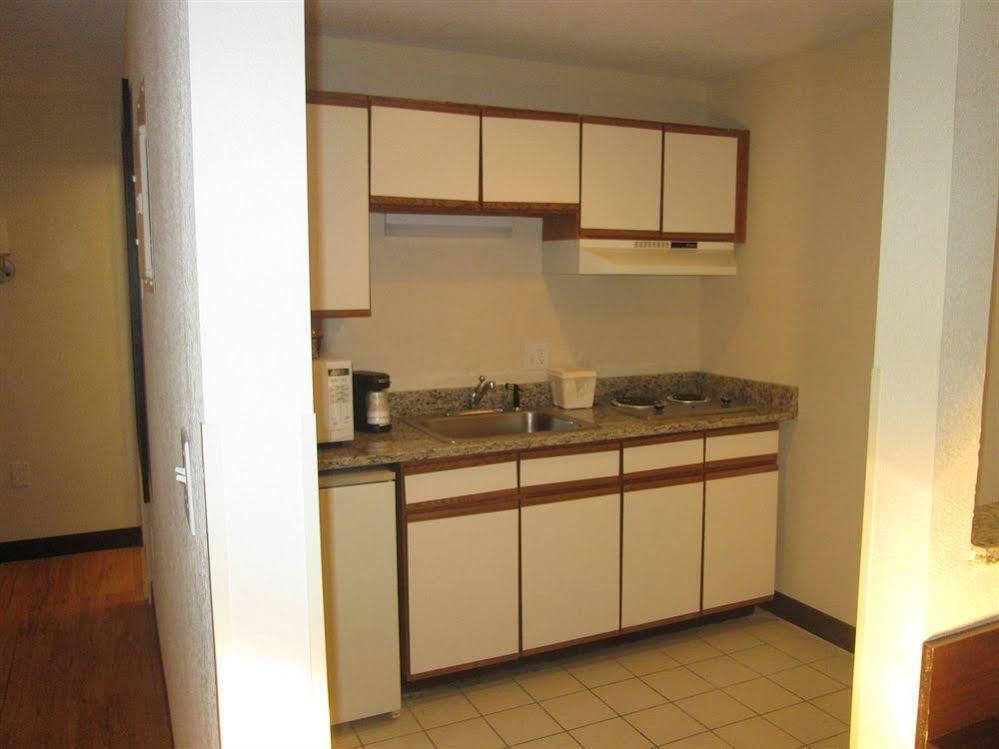 Red Roof Inn Plus+ & Suites Guilford Extérieur photo