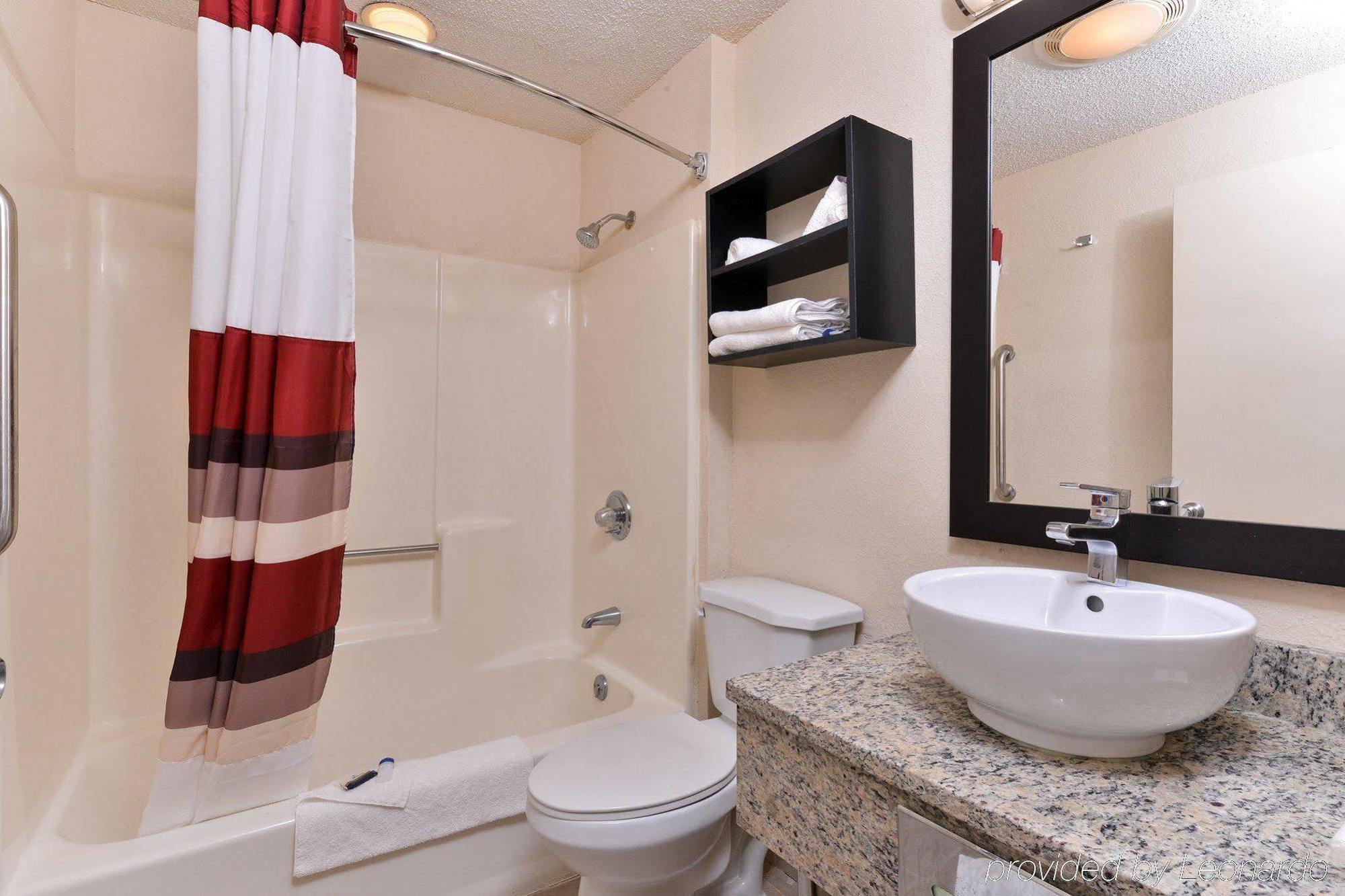 Red Roof Inn Plus+ & Suites Guilford Extérieur photo