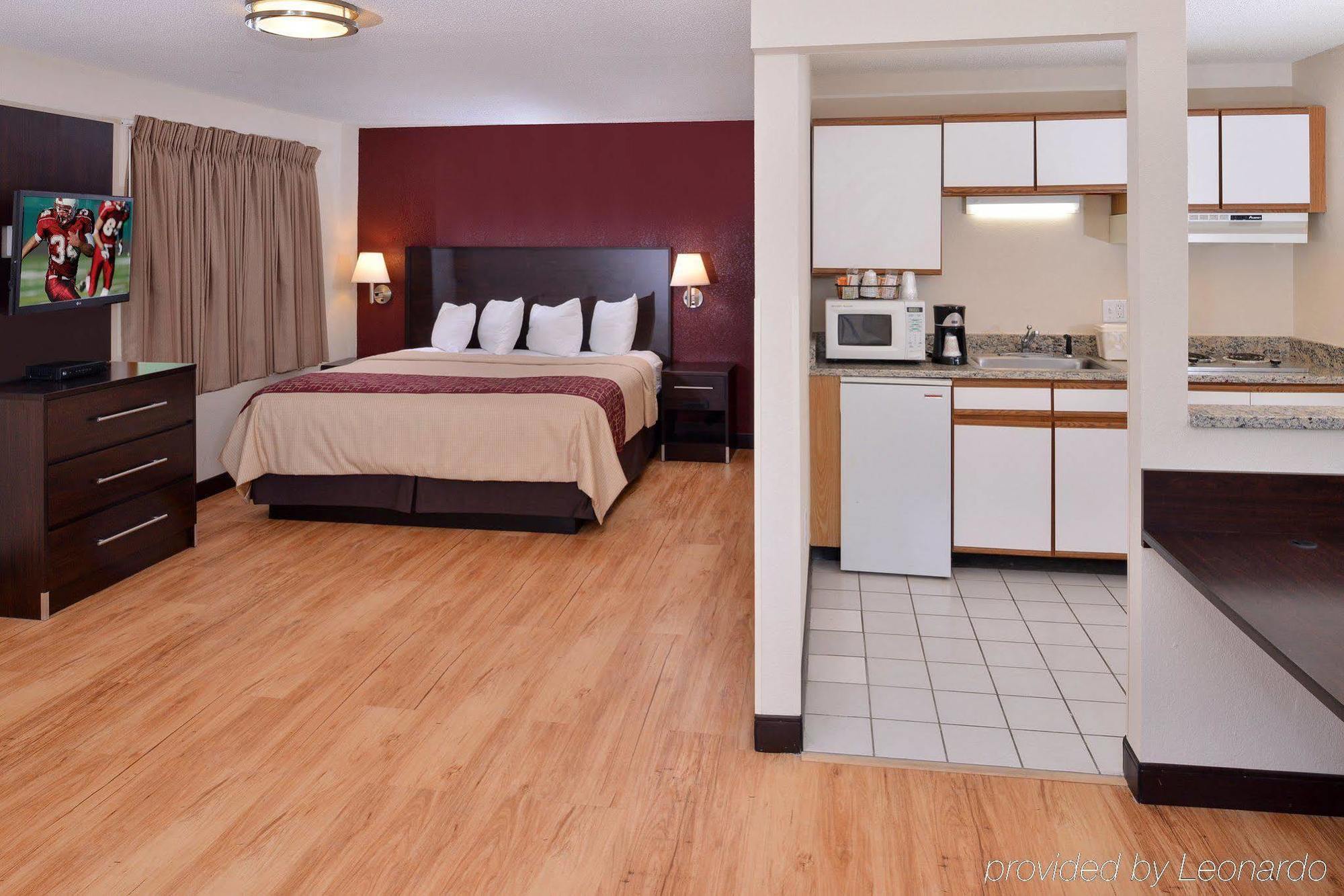 Red Roof Inn Plus+ & Suites Guilford Extérieur photo