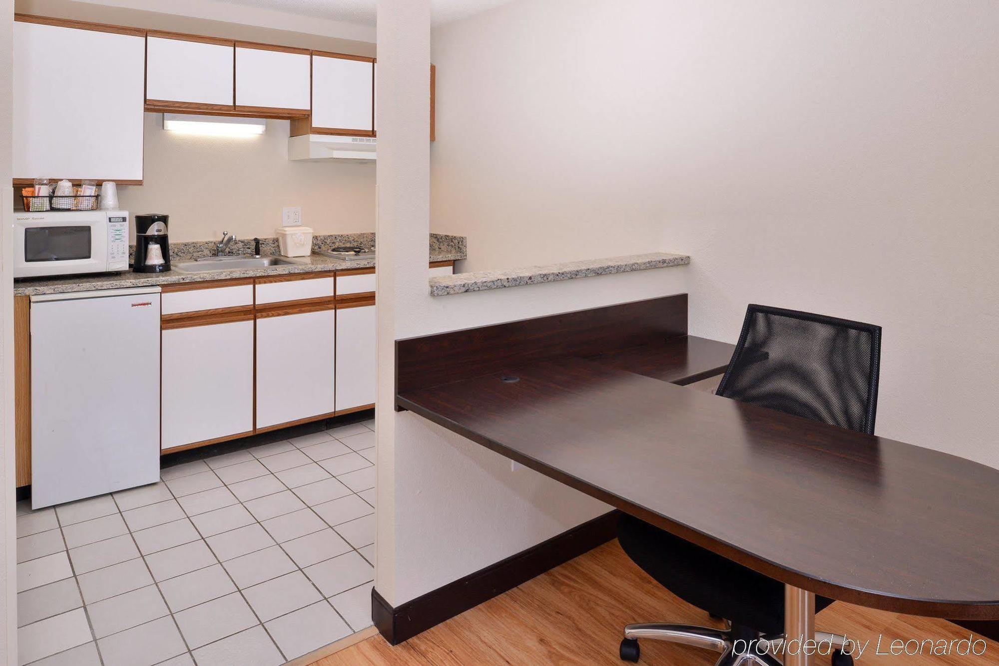 Red Roof Inn Plus+ & Suites Guilford Extérieur photo