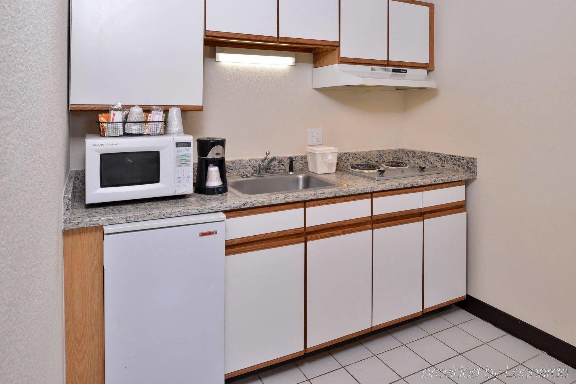 Red Roof Inn Plus+ & Suites Guilford Extérieur photo
