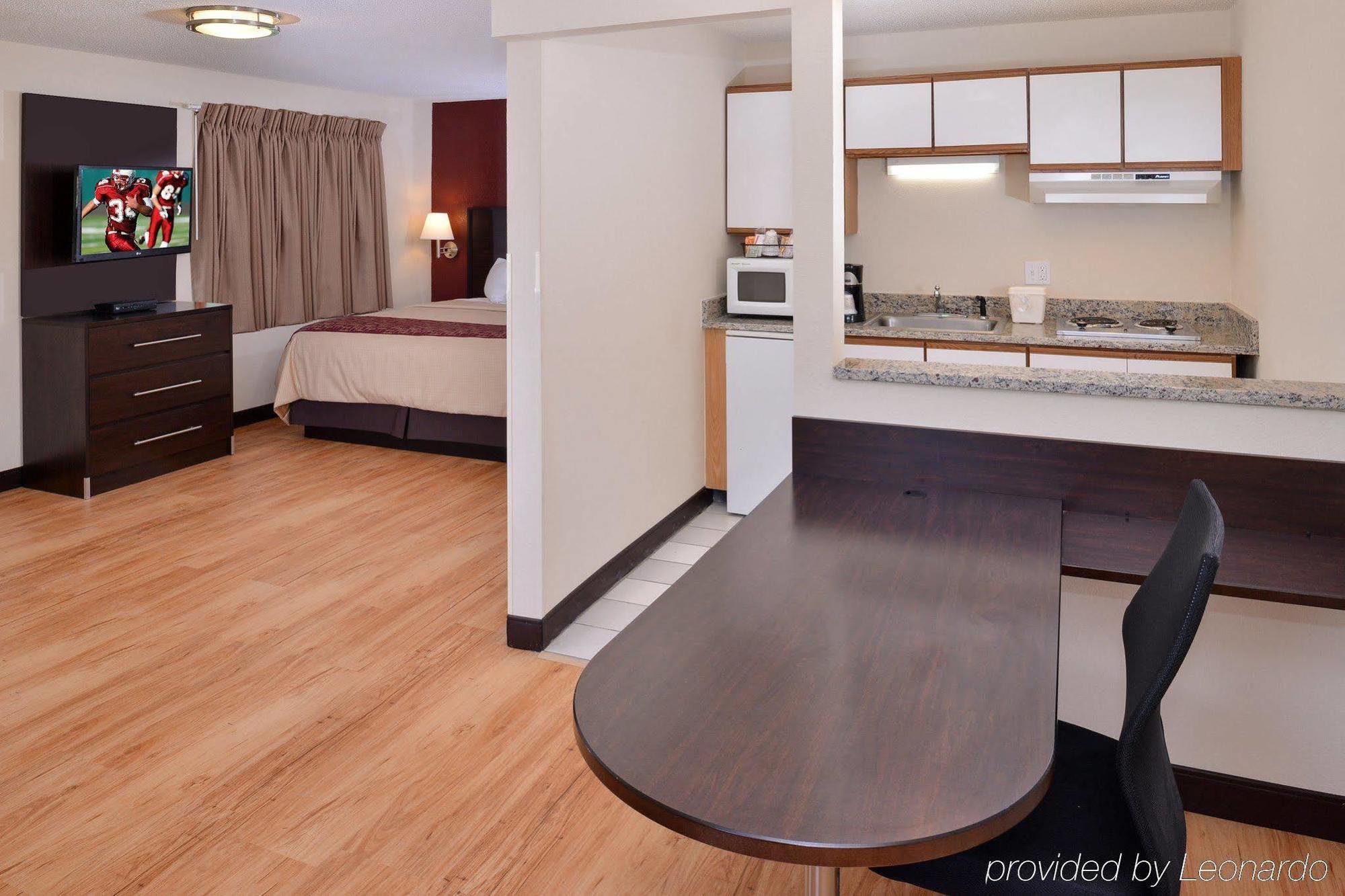 Red Roof Inn Plus+ & Suites Guilford Extérieur photo
