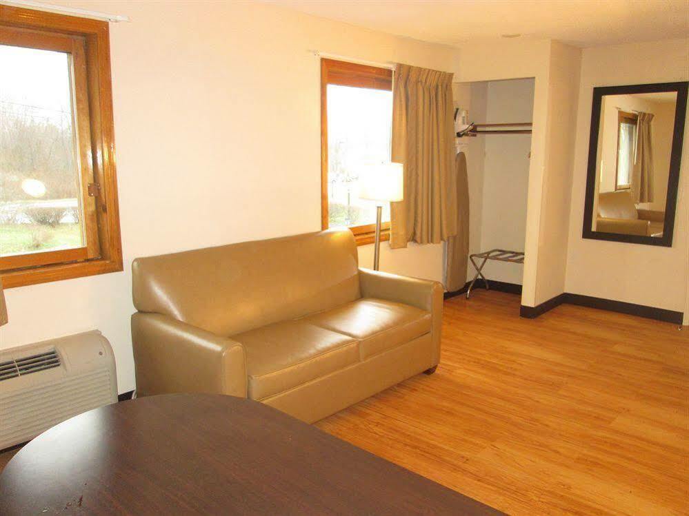 Red Roof Inn Plus+ & Suites Guilford Extérieur photo