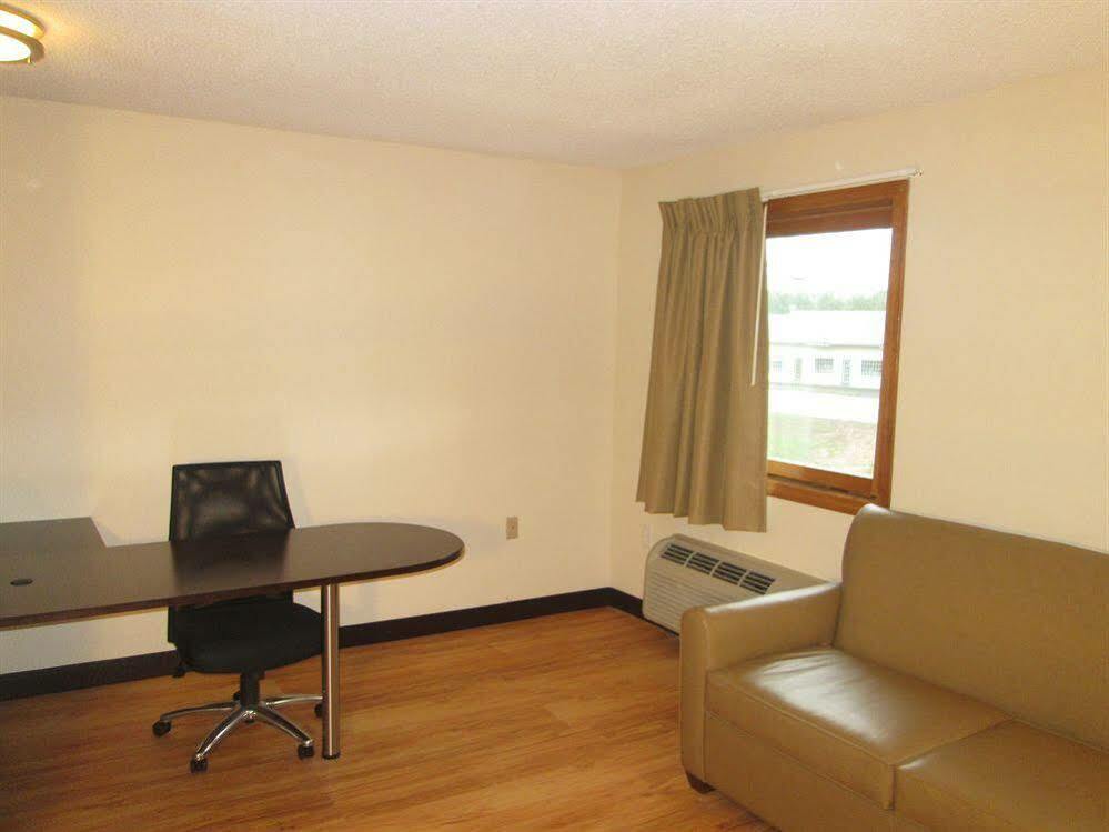Red Roof Inn Plus+ & Suites Guilford Extérieur photo